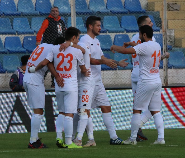 Eskişehirspor, Spor Toto 1. Lig'de kritik maçta Adanaspor'a 2-0 yenildi ve büyük bir yara aldı. Bu maça kadar deplasmanda puan alamayan Es Es bu maçtan da eli boş döndü.
