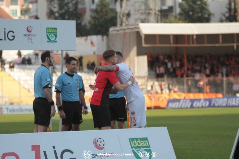 Eskişehirspor, Spor Toto 1. Lig'de kritik maçta Adanaspor'a 2-0 yenildi ve büyük bir yara aldı. Bu maça kadar deplasmanda puan alamayan Es Es bu maçtan da eli boş döndü.
