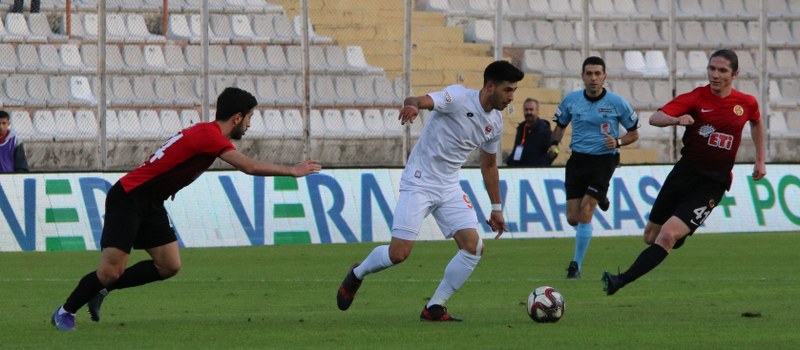 Eskişehirspor, Spor Toto 1. Lig'de kritik maçta Adanaspor'a 2-0 yenildi ve büyük bir yara aldı. Bu maça kadar deplasmanda puan alamayan Es Es bu maçtan da eli boş döndü.
