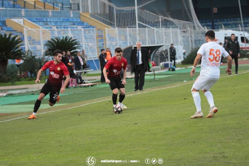 Eskişehirspor, Spor Toto 1. Lig'de kritik maçta Adanaspor'a 2-0 yenildi ve büyük bir yara aldı. Bu maça kadar deplasmanda puan alamayan Es Es bu maçtan da eli boş döndü.
