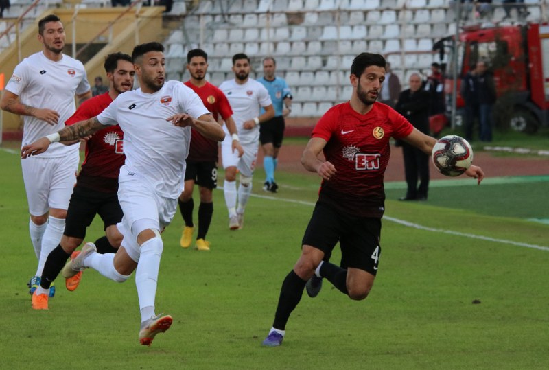 Eskişehirspor, Spor Toto 1. Lig'de kritik maçta Adanaspor'a 2-0 yenildi ve büyük bir yara aldı. Bu maça kadar deplasmanda puan alamayan Es Es bu maçtan da eli boş döndü.
