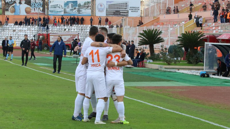 Eskişehirspor, Spor Toto 1. Lig'de kritik maçta Adanaspor'a 2-0 yenildi ve büyük bir yara aldı. Bu maça kadar deplasmanda puan alamayan Es Es bu maçtan da eli boş döndü.
