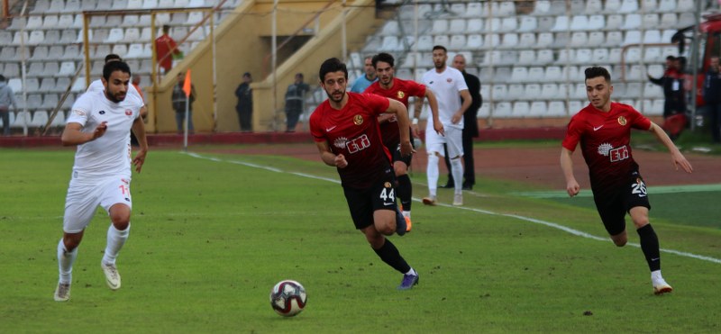 Eskişehirspor, Spor Toto 1. Lig'de kritik maçta Adanaspor'a 2-0 yenildi ve büyük bir yara aldı. Bu maça kadar deplasmanda puan alamayan Es Es bu maçtan da eli boş döndü.
