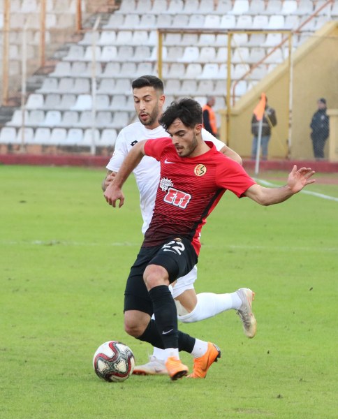 Eskişehirspor, Spor Toto 1. Lig'de kritik maçta Adanaspor'a 2-0 yenildi ve büyük bir yara aldı. Bu maça kadar deplasmanda puan alamayan Es Es bu maçtan da eli boş döndü.
