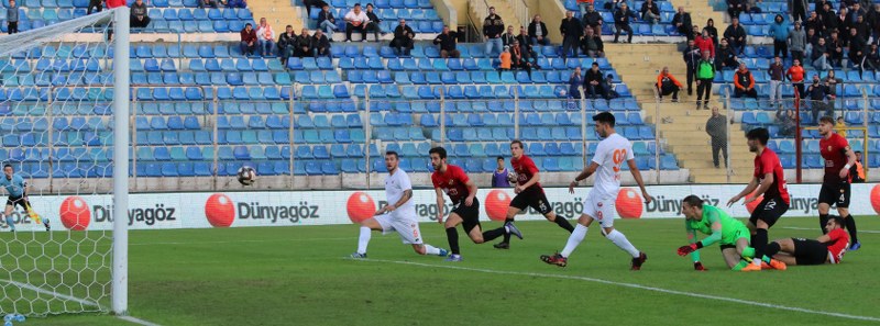 Eskişehirspor, Spor Toto 1. Lig'de kritik maçta Adanaspor'a 2-0 yenildi ve büyük bir yara aldı. Bu maça kadar deplasmanda puan alamayan Es Es bu maçtan da eli boş döndü.
