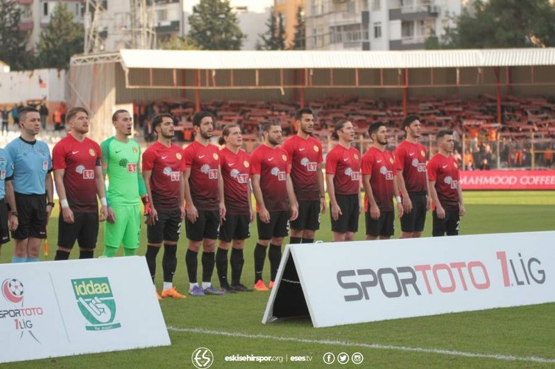 Eskişehirspor, Spor Toto 1. Lig'de kritik maçta Adanaspor'a 2-0 yenildi ve büyük bir yara aldı. Bu maça kadar deplasmanda puan alamayan Es Es bu maçtan da eli boş döndü.
