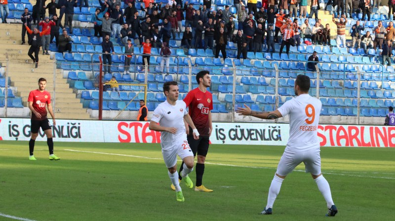 Eskişehirspor, Spor Toto 1. Lig'de kritik maçta Adanaspor'a 2-0 yenildi ve büyük bir yara aldı. Bu maça kadar deplasmanda puan alamayan Es Es bu maçtan da eli boş döndü.
