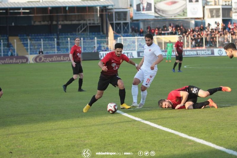 Eskişehirspor, Spor Toto 1. Lig'de kritik maçta Adanaspor'a 2-0 yenildi ve büyük bir yara aldı. Bu maça kadar deplasmanda puan alamayan Es Es bu maçtan da eli boş döndü.
