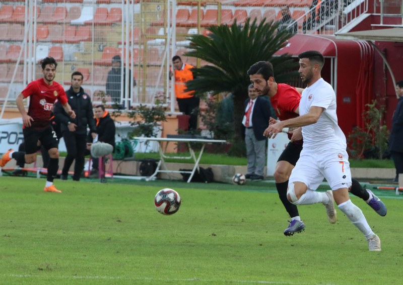 Eskişehirspor, Spor Toto 1. Lig'de kritik maçta Adanaspor'a 2-0 yenildi ve büyük bir yara aldı. Bu maça kadar deplasmanda puan alamayan Es Es bu maçtan da eli boş döndü.
