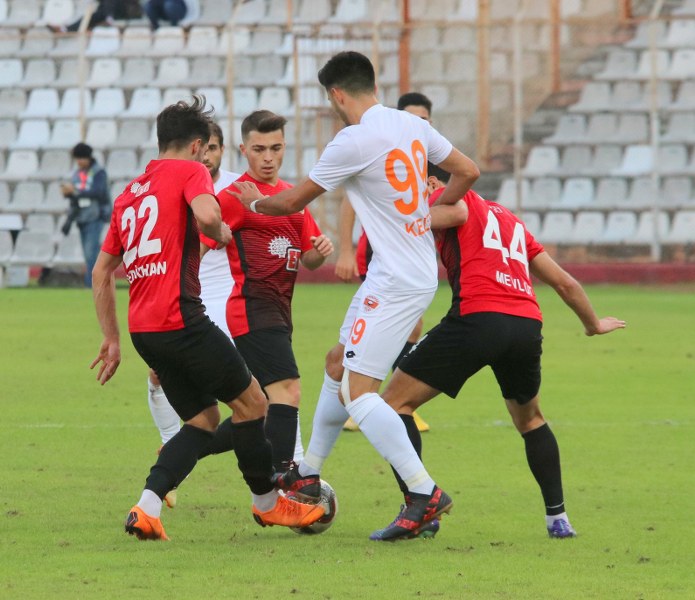 Eskişehirspor, Spor Toto 1. Lig'de kritik maçta Adanaspor'a 2-0 yenildi ve büyük bir yara aldı. Bu maça kadar deplasmanda puan alamayan Es Es bu maçtan da eli boş döndü.
