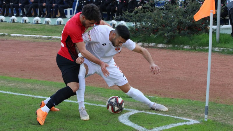 Eskişehirspor, Spor Toto 1. Lig'de kritik maçta Adanaspor'a 2-0 yenildi ve büyük bir yara aldı. Bu maça kadar deplasmanda puan alamayan Es Es bu maçtan da eli boş döndü.
