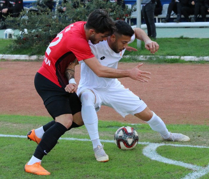 Eskişehirspor, Spor Toto 1. Lig'de kritik maçta Adanaspor'a 2-0 yenildi ve büyük bir yara aldı. Bu maça kadar deplasmanda puan alamayan Es Es bu maçtan da eli boş döndü.
