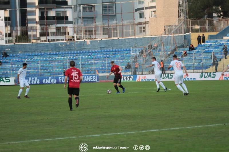 Eskişehirspor, Spor Toto 1. Lig'de kritik maçta Adanaspor'a 2-0 yenildi ve büyük bir yara aldı. Bu maça kadar deplasmanda puan alamayan Es Es bu maçtan da eli boş döndü.
