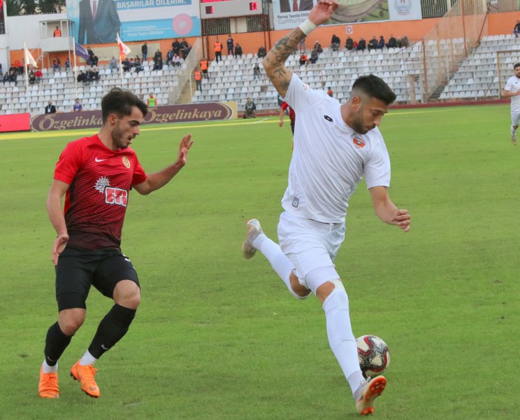 Eskişehirspor, Spor Toto 1. Lig'de kritik maçta Adanaspor'a 2-0 yenildi ve büyük bir yara aldı. Bu maça kadar deplasmanda puan alamayan Es Es bu maçtan da eli boş döndü.
