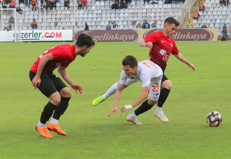 Eskişehirspor, Spor Toto 1. Lig'de kritik maçta Adanaspor'a 2-0 yenildi ve büyük bir yara aldı. Bu maça kadar deplasmanda puan alamayan Es Es bu maçtan da eli boş döndü.
