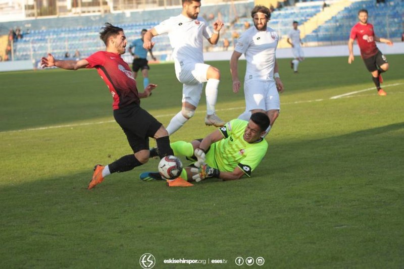 Eskişehirspor, Spor Toto 1. Lig'de kritik maçta Adanaspor'a 2-0 yenildi ve büyük bir yara aldı. Bu maça kadar deplasmanda puan alamayan Es Es bu maçtan da eli boş döndü.
