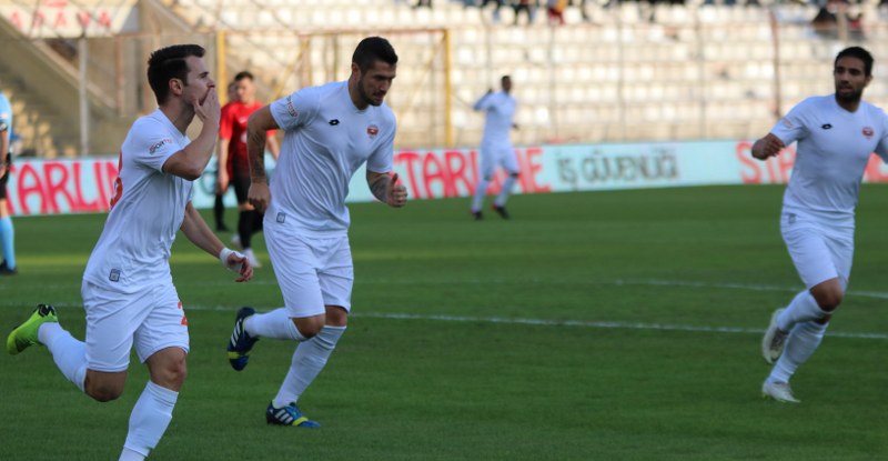 Eskişehirspor, Spor Toto 1. Lig'de kritik maçta Adanaspor'a 2-0 yenildi ve büyük bir yara aldı. Bu maça kadar deplasmanda puan alamayan Es Es bu maçtan da eli boş döndü.
