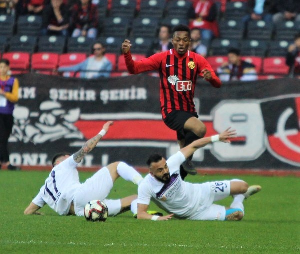 Spor Toto 1. Lig’in 31. haftasında Eskişehirspor, sahasında Afyonspor’u 3-1 mağlup etti ve ligde kalmayı garantiledi. İşte müthiş maçtan fotoğraflar.