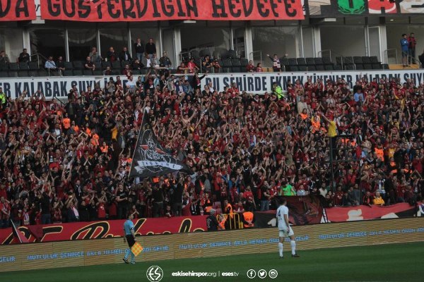 Spor Toto 1. Lig’in 31. haftasında Eskişehirspor, sahasında Afyonspor’u 3-1 mağlup etti ve ligde kalmayı garantiledi. İşte müthiş maçtan fotoğraflar.