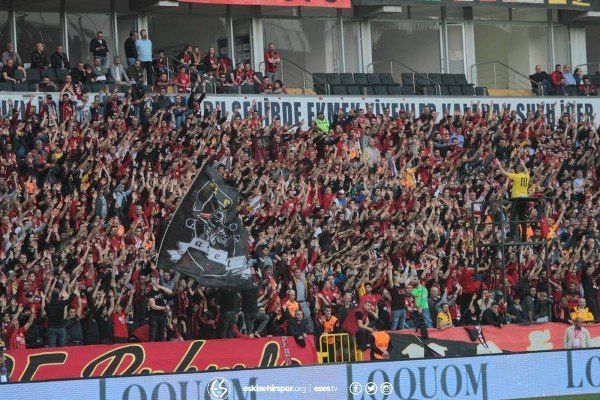 Spor Toto 1. Lig’in 31. haftasında Eskişehirspor, sahasında Afyonspor’u 3-1 mağlup etti ve ligde kalmayı garantiledi. İşte müthiş maçtan fotoğraflar.