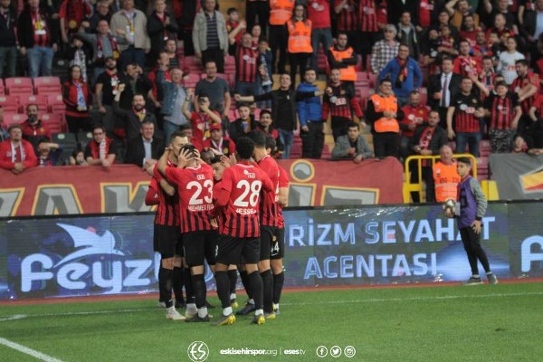 Spor Toto 1. Lig’in 31. haftasında Eskişehirspor, sahasında Afyonspor’u 3-1 mağlup etti ve ligde kalmayı garantiledi. İşte müthiş maçtan fotoğraflar.