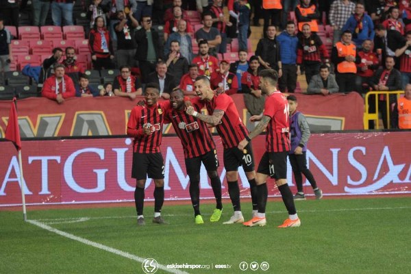 Spor Toto 1. Lig’in 31. haftasında Eskişehirspor, sahasında Afyonspor’u 3-1 mağlup etti ve ligde kalmayı garantiledi. İşte müthiş maçtan fotoğraflar.