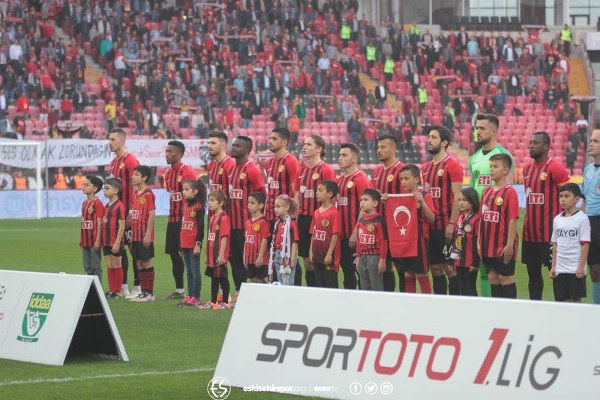 Spor Toto 1. Lig’in 31. haftasında Eskişehirspor, sahasında Afyonspor’u 3-1 mağlup etti ve ligde kalmayı garantiledi. İşte müthiş maçtan fotoğraflar.