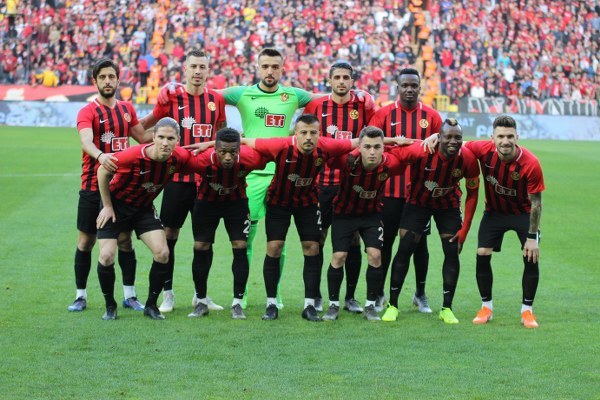 Spor Toto 1. Lig’in 31. haftasında Eskişehirspor, sahasında Afyonspor’u 3-1 mağlup etti ve ligde kalmayı garantiledi. İşte müthiş maçtan fotoğraflar.