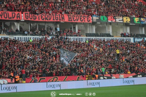 Spor Toto 1. Lig’in 31. haftasında Eskişehirspor, sahasında Afyonspor’u 3-1 mağlup etti ve ligde kalmayı garantiledi. İşte müthiş maçtan fotoğraflar.