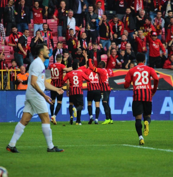 Spor Toto 1. Lig’in 31. haftasında Eskişehirspor, sahasında Afyonspor’u 3-1 mağlup etti ve ligde kalmayı garantiledi. İşte müthiş maçtan fotoğraflar.