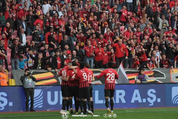 Spor Toto 1. Lig’in 31. haftasında Eskişehirspor, sahasında Afyonspor’u 3-1 mağlup etti ve ligde kalmayı garantiledi. İşte müthiş maçtan fotoğraflar.