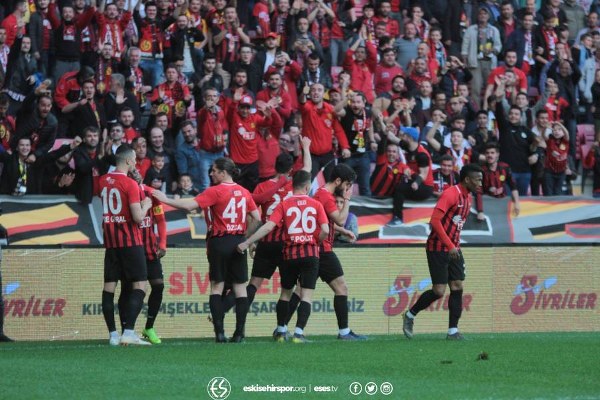 Spor Toto 1. Lig’in 31. haftasında Eskişehirspor, sahasında Afyonspor’u 3-1 mağlup etti ve ligde kalmayı garantiledi. İşte müthiş maçtan fotoğraflar.