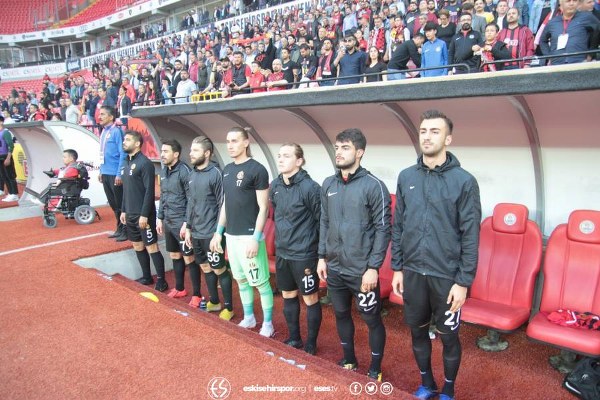 Spor Toto 1. Lig’in 31. haftasında Eskişehirspor, sahasında Afyonspor’u 3-1 mağlup etti ve ligde kalmayı garantiledi. İşte müthiş maçtan fotoğraflar.