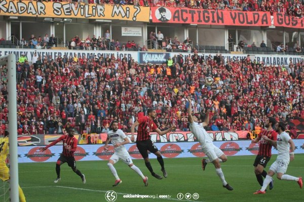 Spor Toto 1. Lig’in 31. haftasında Eskişehirspor, sahasında Afyonspor’u 3-1 mağlup etti ve ligde kalmayı garantiledi. İşte müthiş maçtan fotoğraflar.