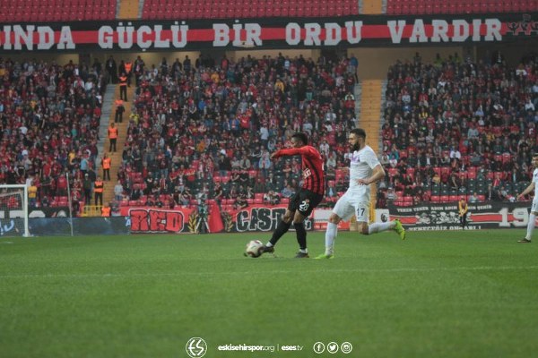 Spor Toto 1. Lig’in 31. haftasında Eskişehirspor, sahasında Afyonspor’u 3-1 mağlup etti ve ligde kalmayı garantiledi. İşte müthiş maçtan fotoğraflar.