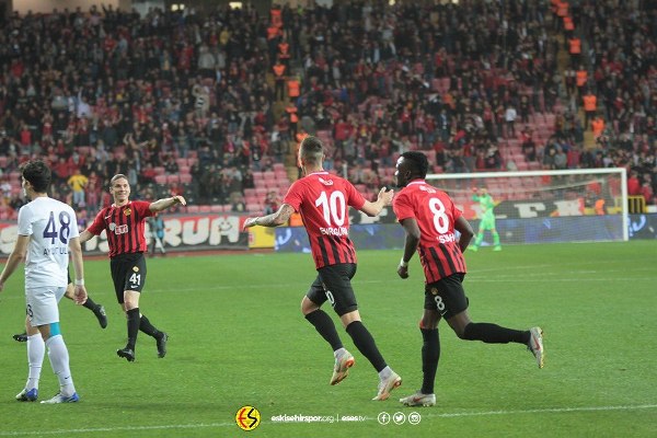 Spor Toto 1. Lig’in 31. haftasında Eskişehirspor, sahasında Afyonspor’u 3-1 mağlup etti ve ligde kalmayı garantiledi. İşte müthiş maçtan fotoğraflar.