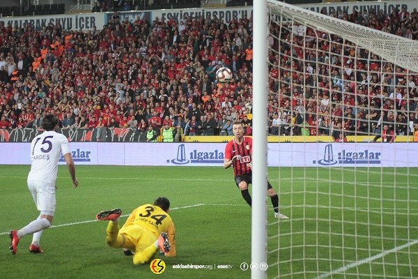 Spor Toto 1. Lig’in 31. haftasında Eskişehirspor, sahasında Afyonspor’u 3-1 mağlup etti ve ligde kalmayı garantiledi. İşte müthiş maçtan fotoğraflar.