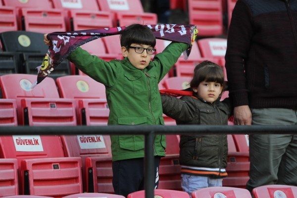 Spor Toto 1. Lig’in 31. haftasında Eskişehirspor, sahasında Afyonspor’u 3-1 mağlup etti ve ligde kalmayı garantiledi. İşte müthiş maçtan fotoğraflar.