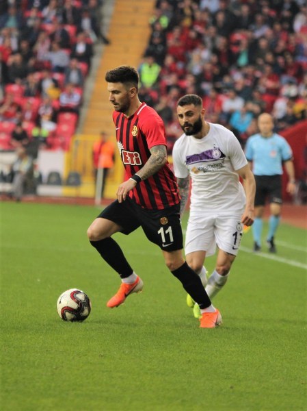 Spor Toto 1. Lig’in 31. haftasında Eskişehirspor, sahasında Afyonspor’u 3-1 mağlup etti ve ligde kalmayı garantiledi. İşte müthiş maçtan fotoğraflar.