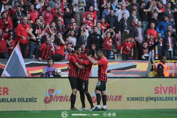 Spor Toto 1. Lig’in 31. haftasında Eskişehirspor, sahasında Afyonspor’u 3-1 mağlup etti ve ligde kalmayı garantiledi. İşte müthiş maçtan fotoğraflar.