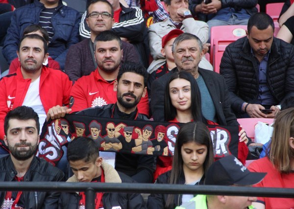 Spor Toto 1. Lig’in 31. haftasında Eskişehirspor, sahasında Afyonspor’u 3-1 mağlup etti ve ligde kalmayı garantiledi. İşte müthiş maçtan fotoğraflar.