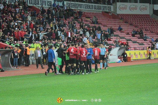 Spor Toto 1. Lig’in 31. haftasında Eskişehirspor, sahasında Afyonspor’u 3-1 mağlup etti ve ligde kalmayı garantiledi. İşte müthiş maçtan fotoğraflar.