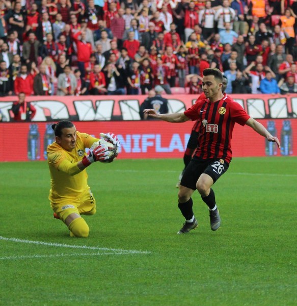 Spor Toto 1. Lig’in 31. haftasında Eskişehirspor, sahasında Afyonspor’u 3-1 mağlup etti ve ligde kalmayı garantiledi. İşte müthiş maçtan fotoğraflar.