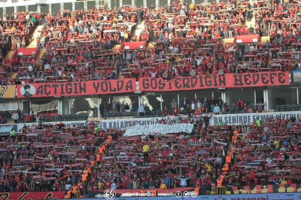 Spor Toto 1. Lig’in 31. haftasında Eskişehirspor, sahasında Afyonspor’u 3-1 mağlup etti ve ligde kalmayı garantiledi. İşte müthiş maçtan fotoğraflar.