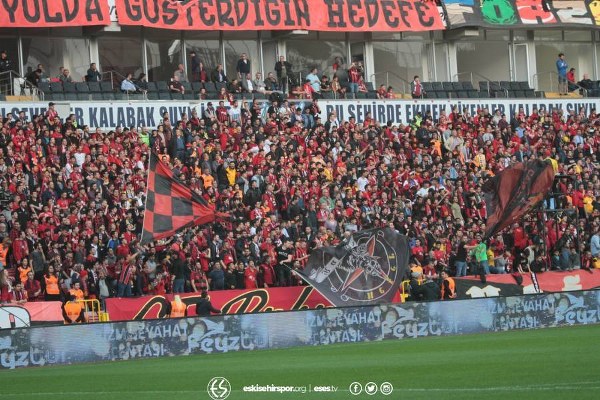 Spor Toto 1. Lig’in 31. haftasında Eskişehirspor, sahasında Afyonspor’u 3-1 mağlup etti ve ligde kalmayı garantiledi. İşte müthiş maçtan fotoğraflar.