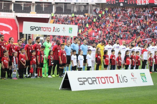 Spor Toto 1. Lig’in 31. haftasında Eskişehirspor, sahasında Afyonspor’u 3-1 mağlup etti ve ligde kalmayı garantiledi. İşte müthiş maçtan fotoğraflar.