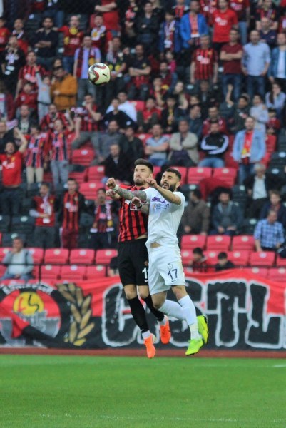 Spor Toto 1. Lig’in 31. haftasında Eskişehirspor, sahasında Afyonspor’u 3-1 mağlup etti ve ligde kalmayı garantiledi. İşte müthiş maçtan fotoğraflar.