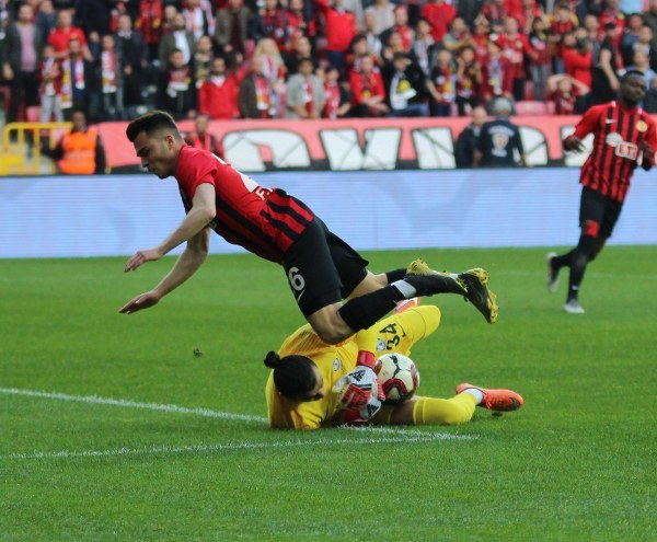 Spor Toto 1. Lig’in 31. haftasında Eskişehirspor, sahasında Afyonspor’u 3-1 mağlup etti ve ligde kalmayı garantiledi. İşte müthiş maçtan fotoğraflar.