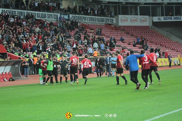 Spor Toto 1. Lig’in 31. haftasında Eskişehirspor, sahasında Afyonspor’u 3-1 mağlup etti ve ligde kalmayı garantiledi. İşte müthiş maçtan fotoğraflar.