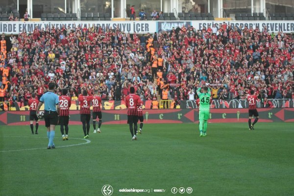 Spor Toto 1. Lig’in 31. haftasında Eskişehirspor, sahasında Afyonspor’u 3-1 mağlup etti ve ligde kalmayı garantiledi. İşte müthiş maçtan fotoğraflar.